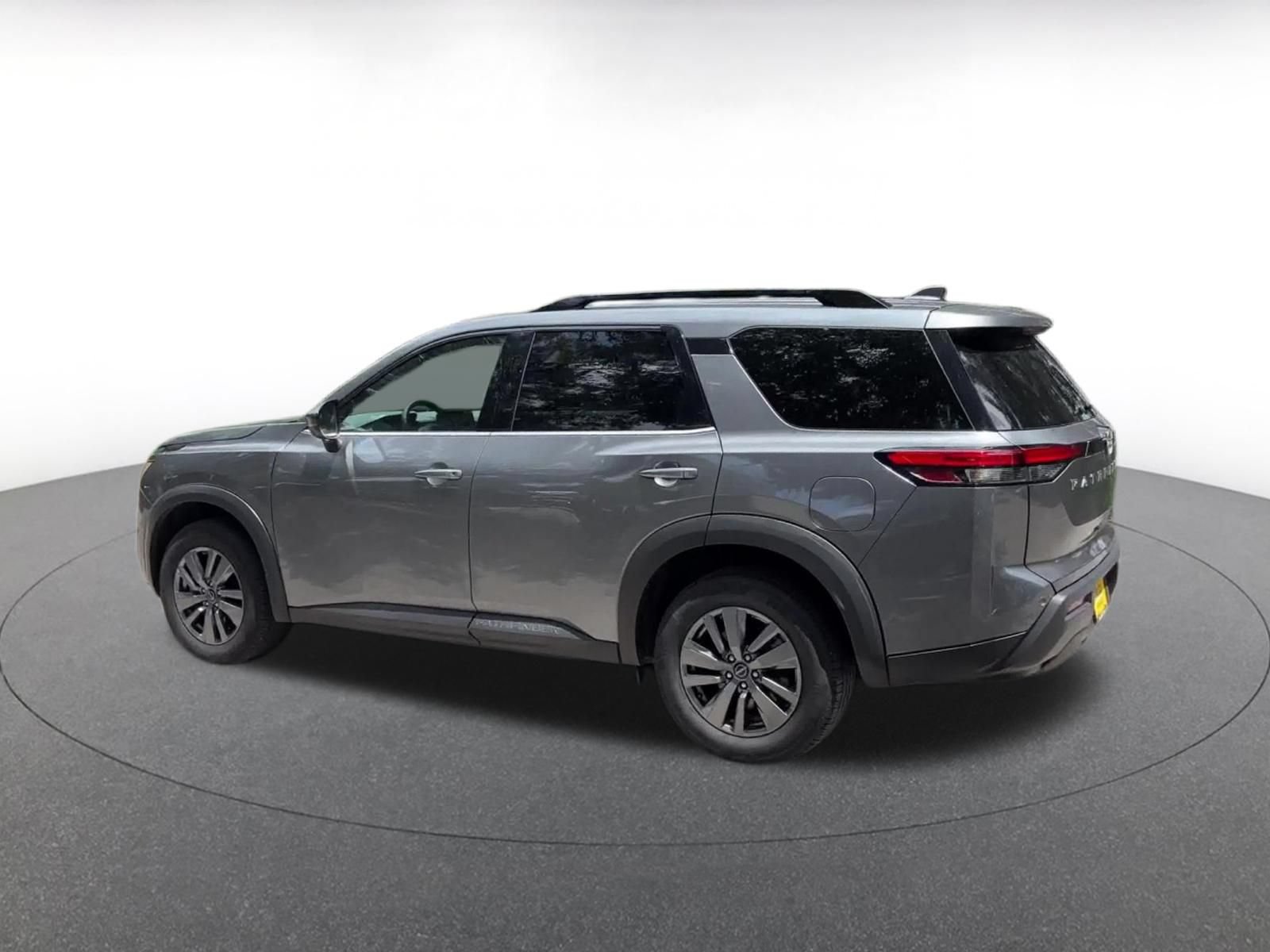 Used 2025 Nissan Pathfinder SV FWD image 10