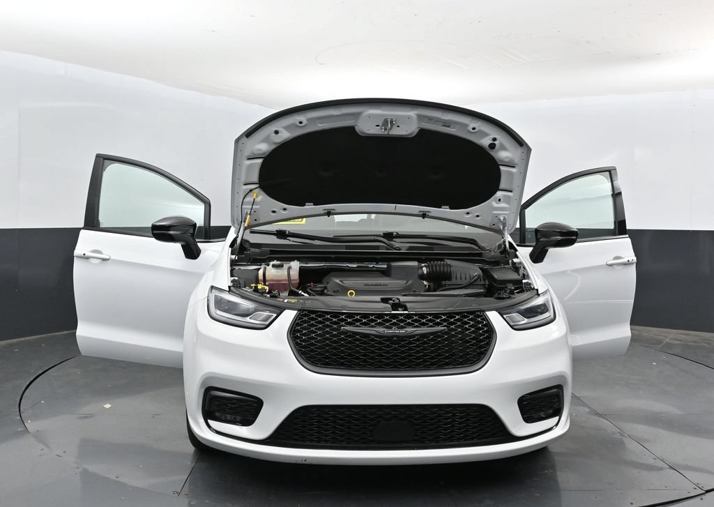 Used 2025 Chrysler Pacifica Limited FWD image 54
