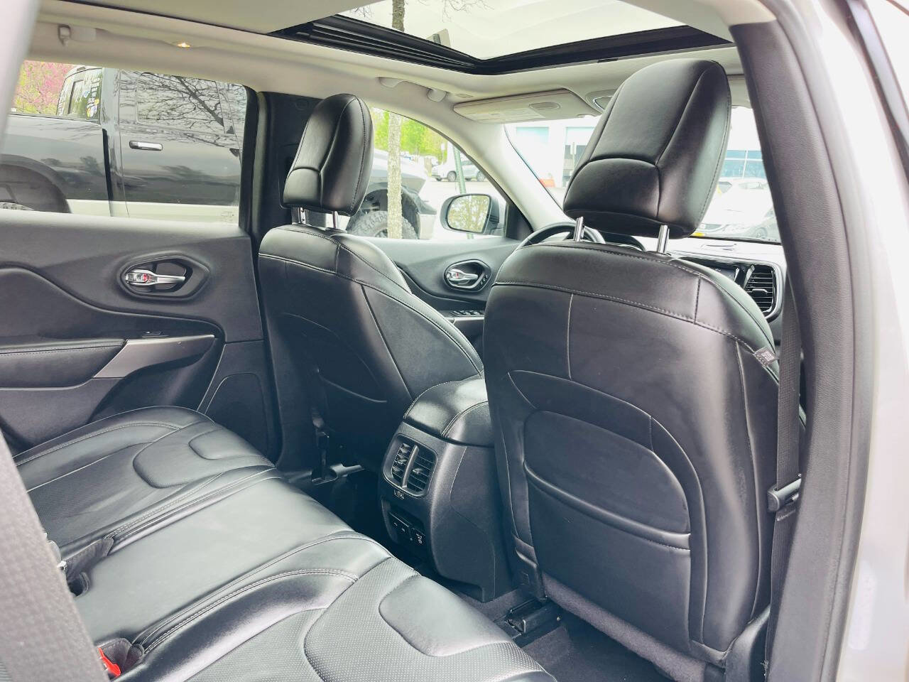 Used 2019 Jeep Cherokee Limited image 33