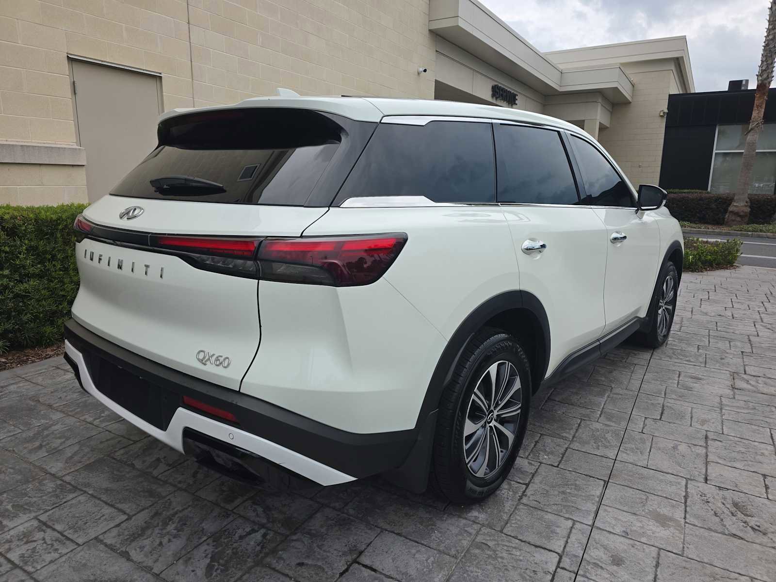 Used 2023 INFINITI QX60 Pure FWD image 3