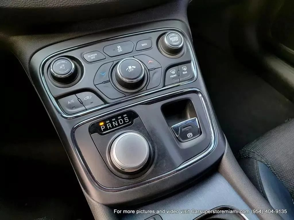 Used 2015 Chrysler 200 S FWD image 30