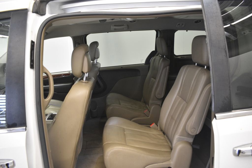 Used 2015 Chrysler Town & Country Touring w/ Driver Convenience Group image 24