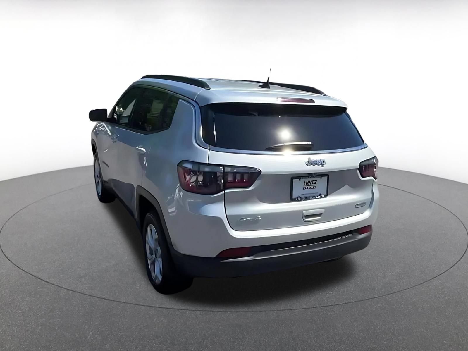 Used 2025 Jeep Compass Latitude AWD/4WD image 4