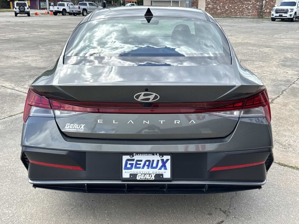 Used 2025 Hyundai Elantra SEL image 11