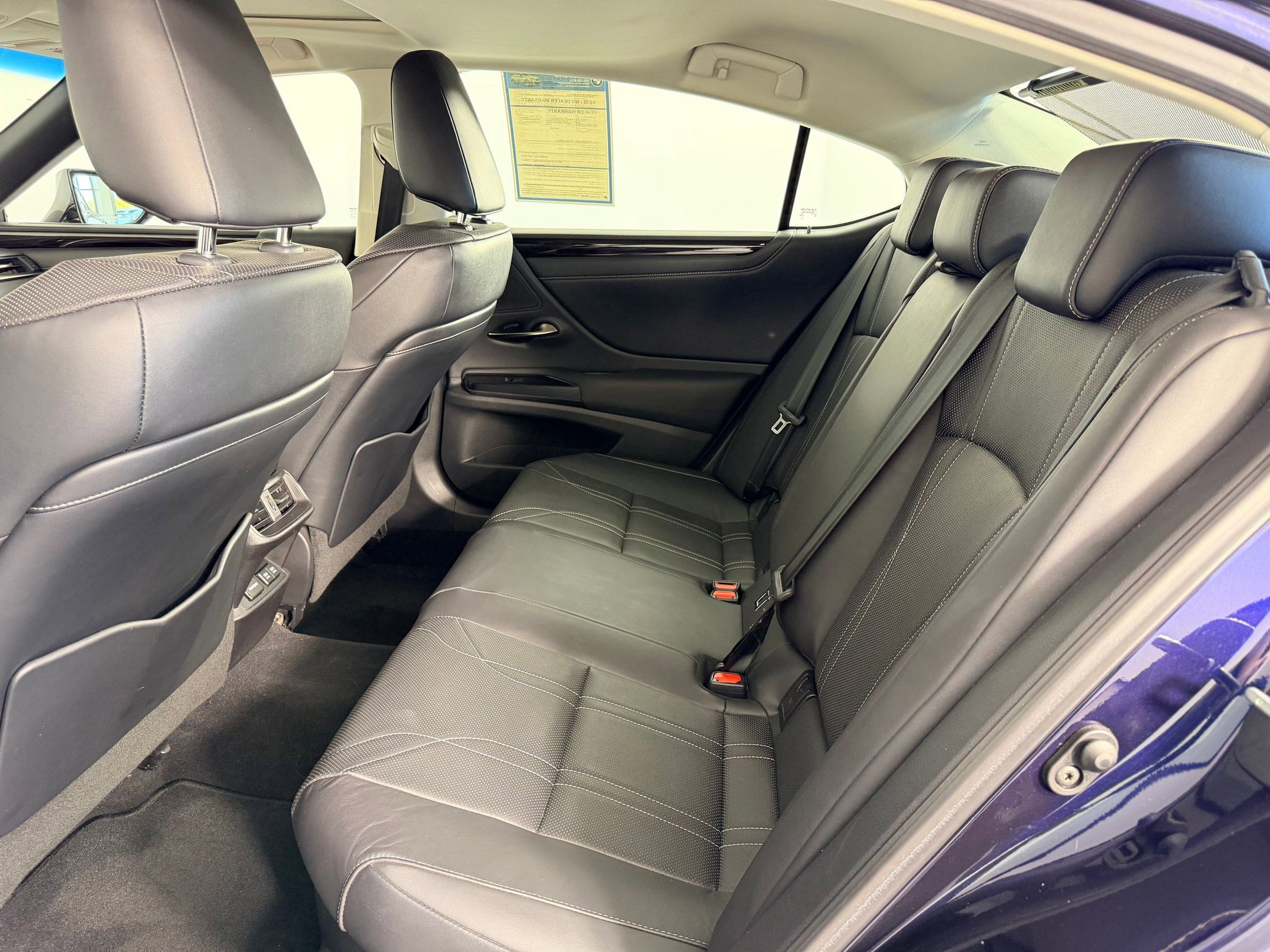 Used 2020 Lexus ES 300h w/ Luxury Package FWD image 13