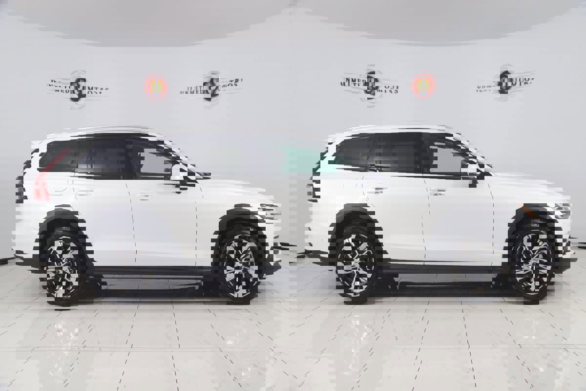 Used 2024 Volvo V60 B5 Cross Country Plus image 2