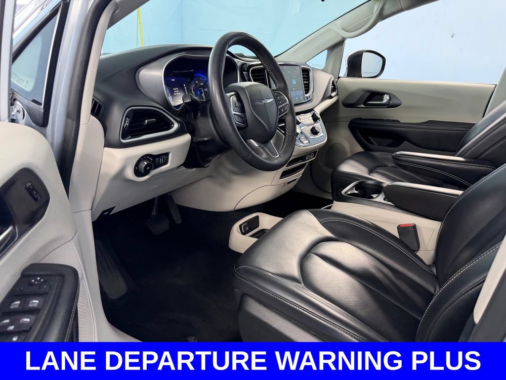 Used 2023 Chrysler Pacifica Touring-L FWD image 6