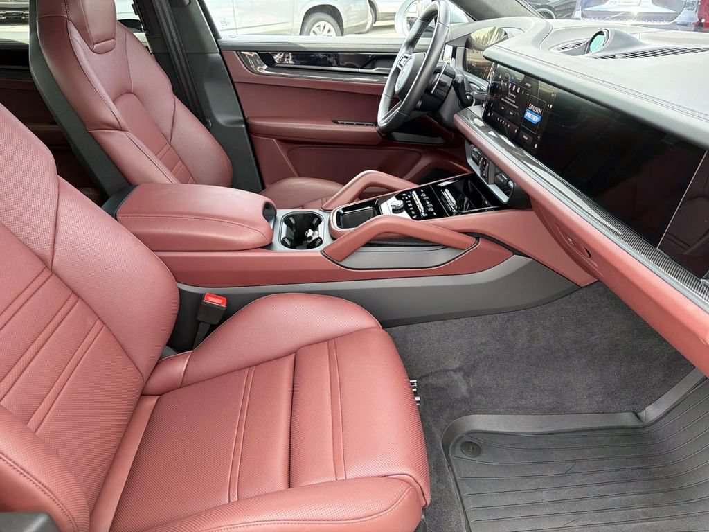 Used 2025 Porsche Cayenne GTS AWD/4WD image 11