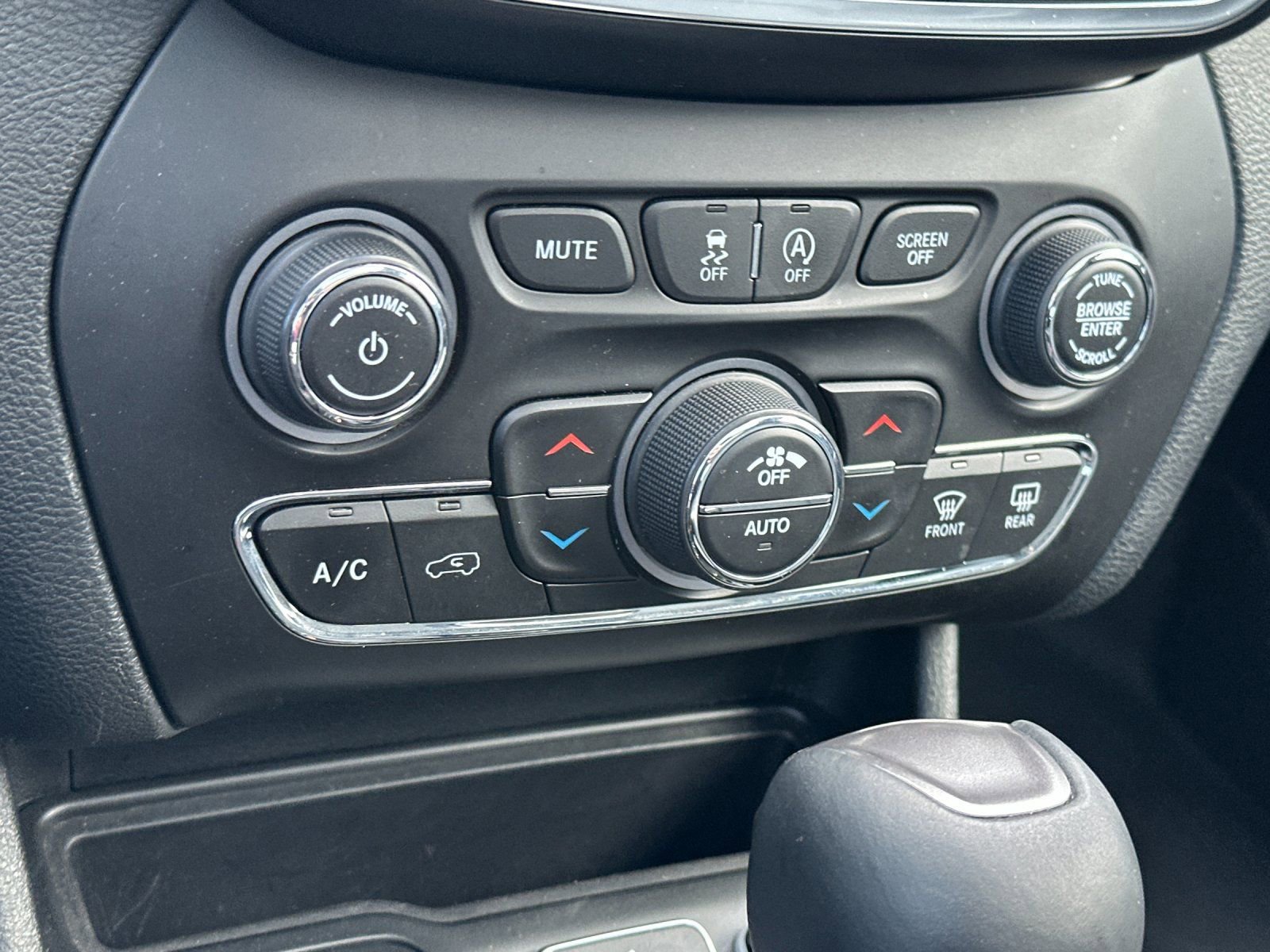 Used 2019 Jeep Cherokee Limited w/ Luxury Group image 20