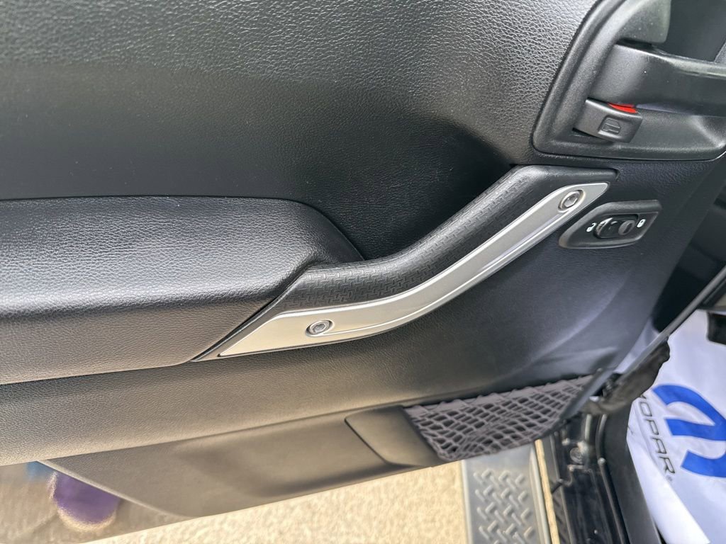 Used 2018 Jeep Wrangler Unlimited Sahara w/ Connectivity Group image 12