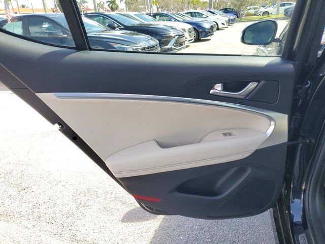 Used 2026 Genesis G70 2.5T image 9