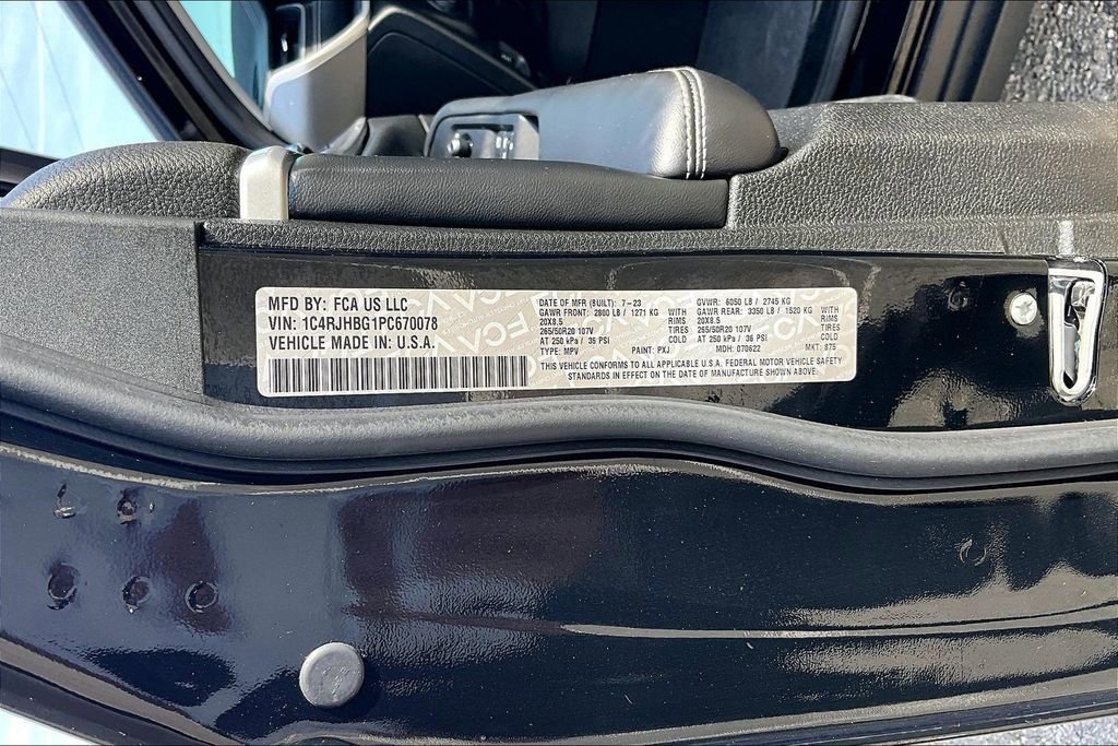 Used 2023 Jeep Grand Cherokee Limited w/ Black Appearance Package image 35