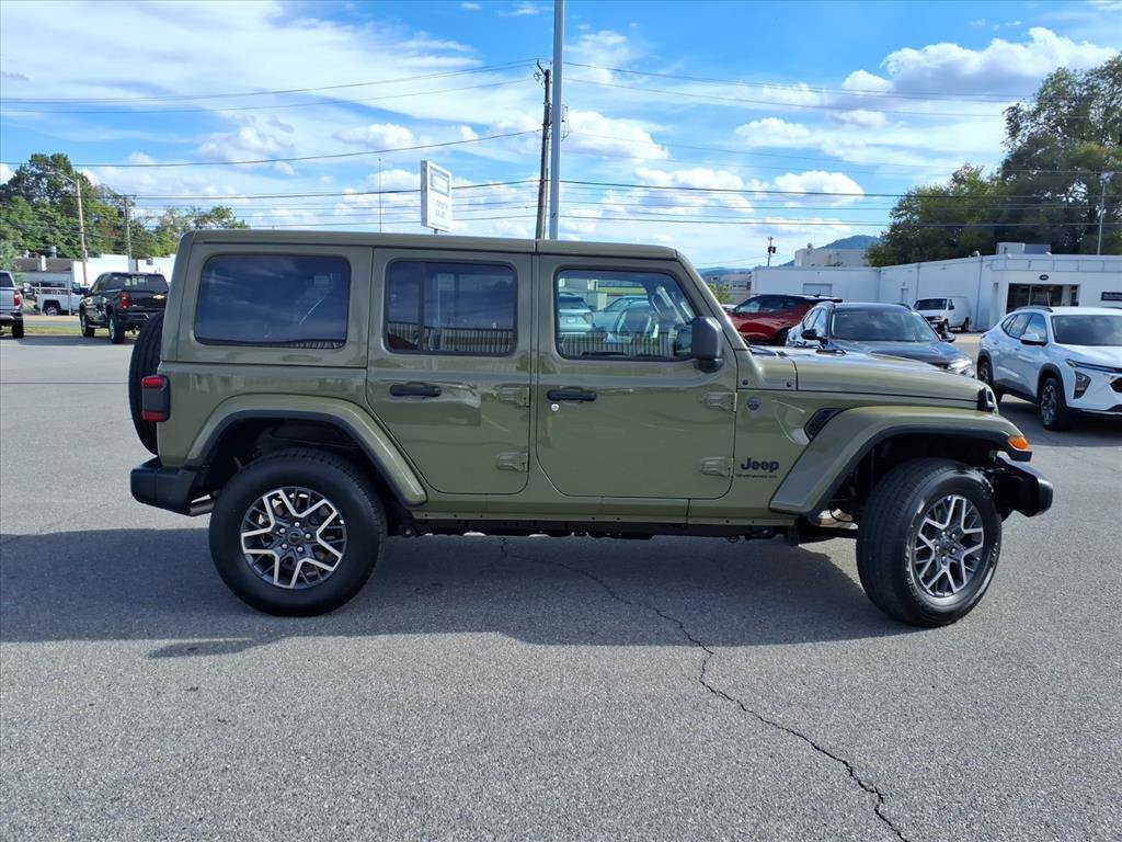 Used 2026 Jeep Wrangler Unlimited Sahara AWD/4WD image 3