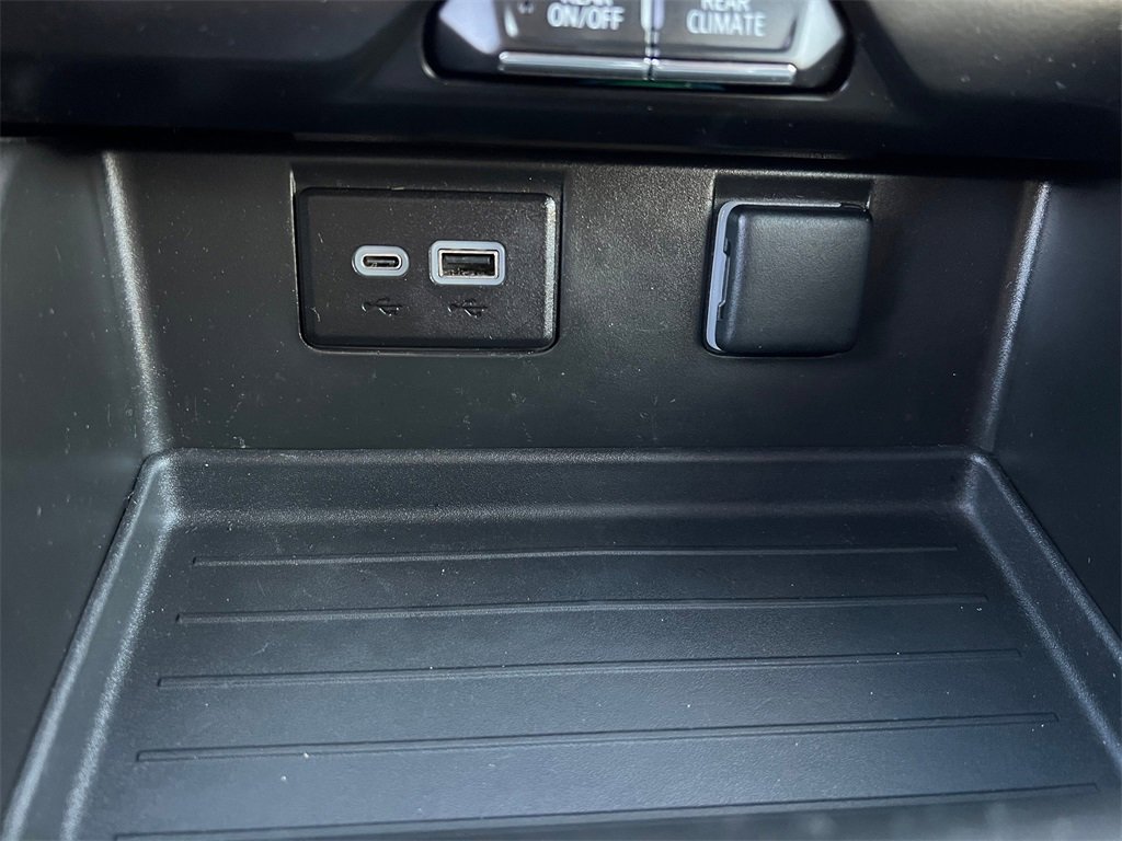 Used 2023 GMC Yukon XL SLE image 23