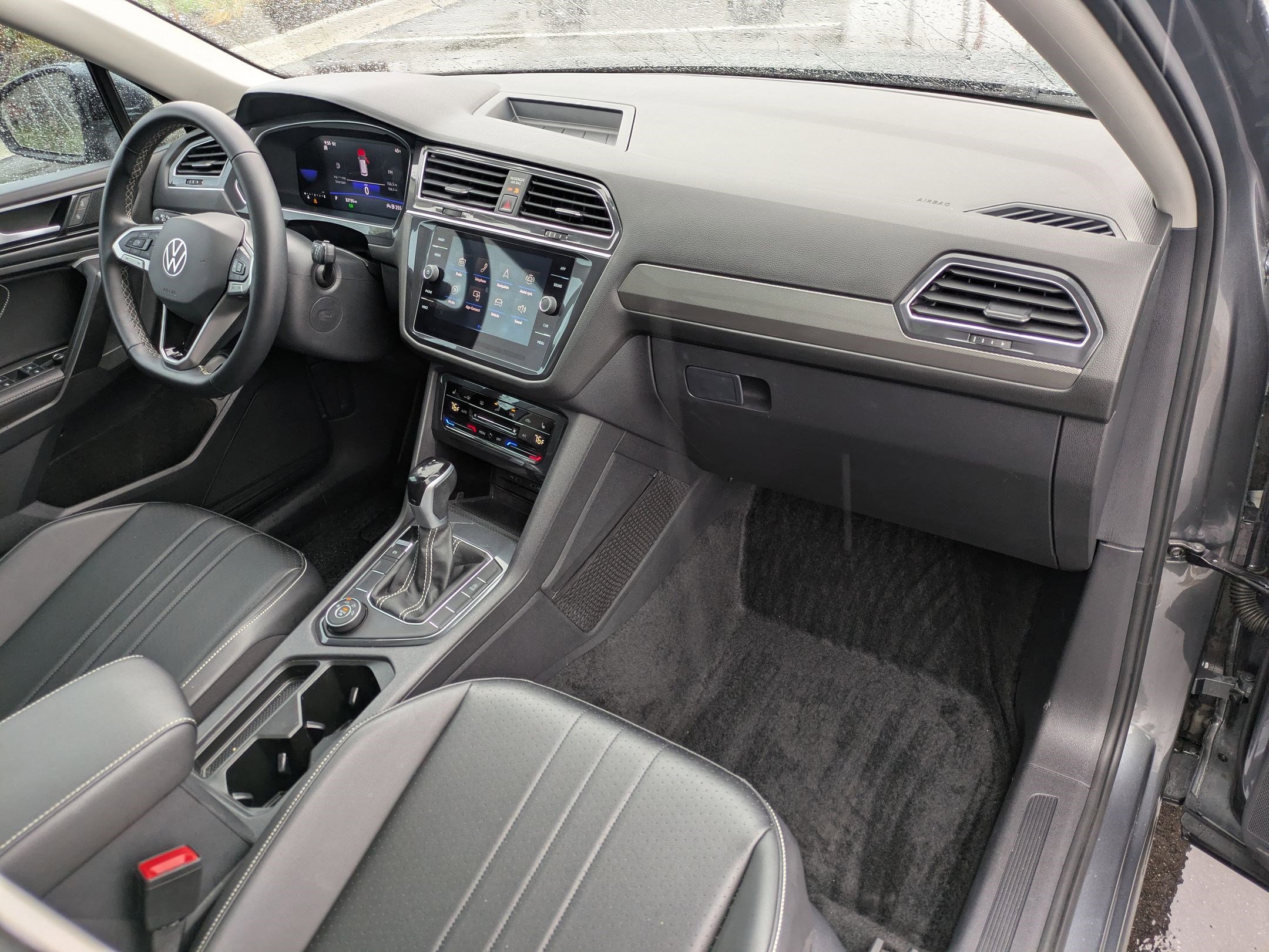 Certified 2024 Volkswagen Tiguan SE w/ Panoramic Sunroof Package image 35