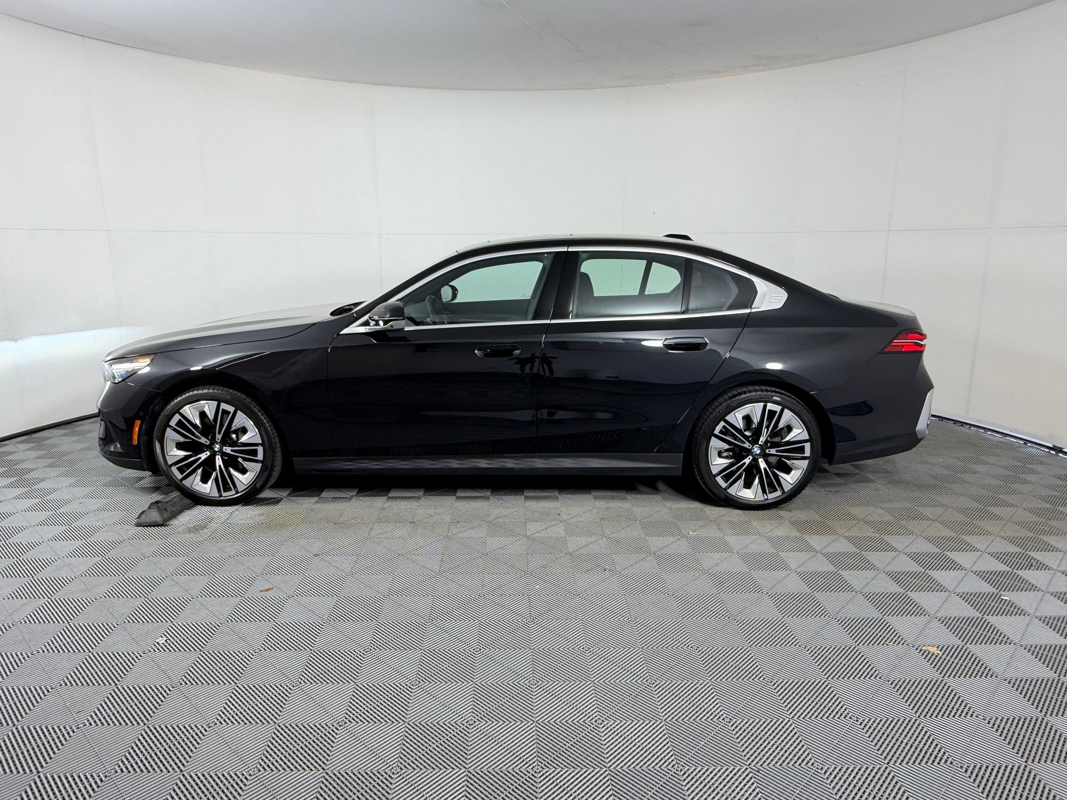 Certified 2025 BMW 530i image 2