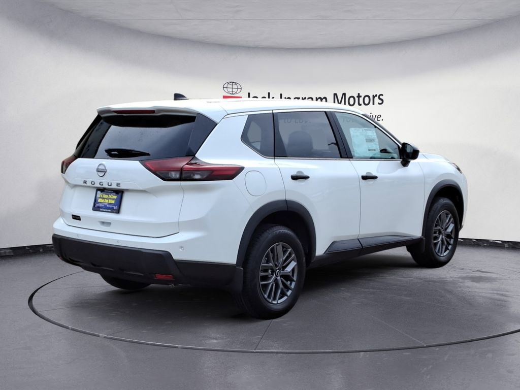 Used 2025 Nissan Rogue S image 5