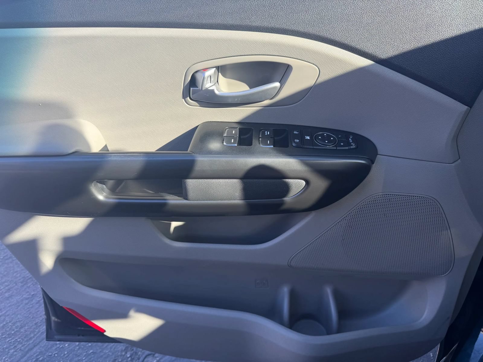 Used 2017 Kia Sedona LX w/ LX Essentials Premium Package FWD image 9