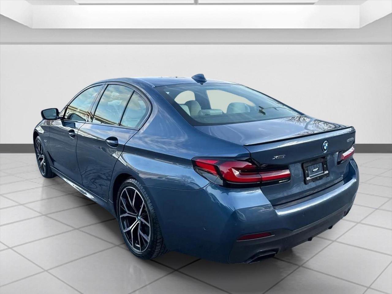 Used 2023 BMW 530e xDrive w/ Premium Package image 4