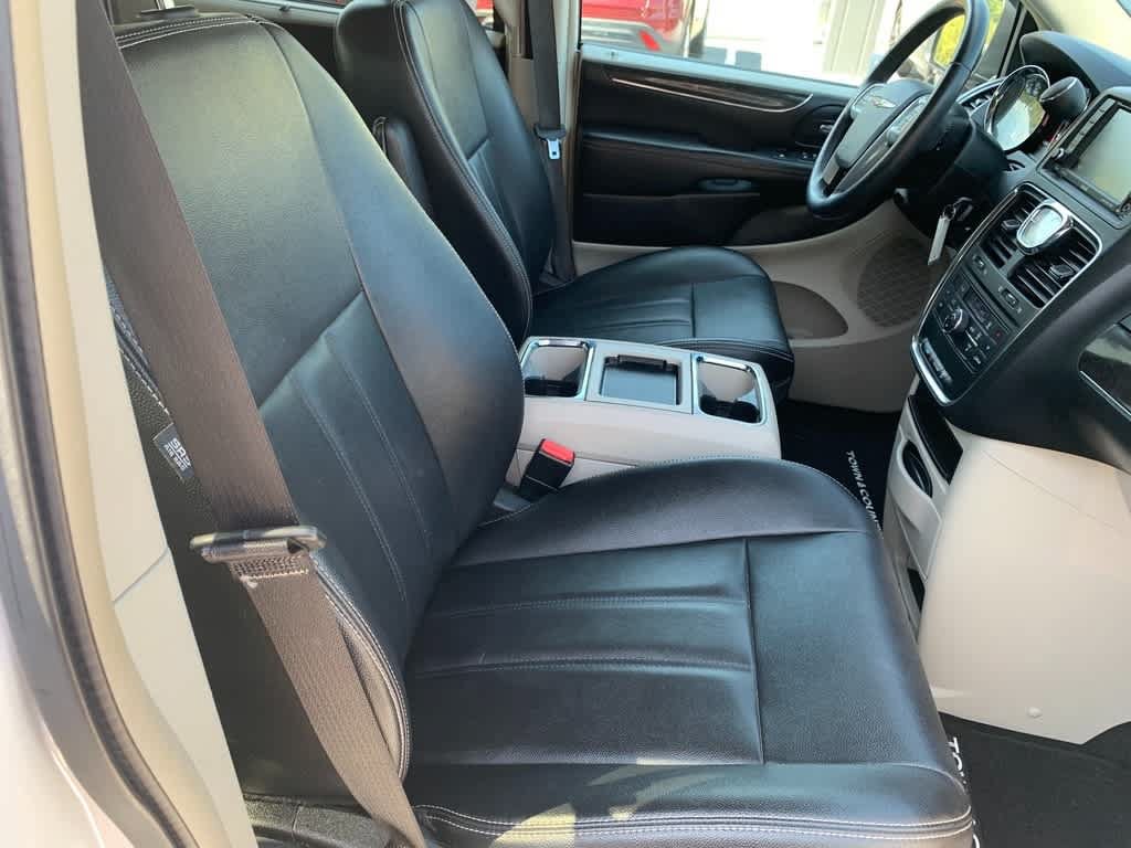 Used 2013 Chrysler Town & Country Touring FWD image 10
