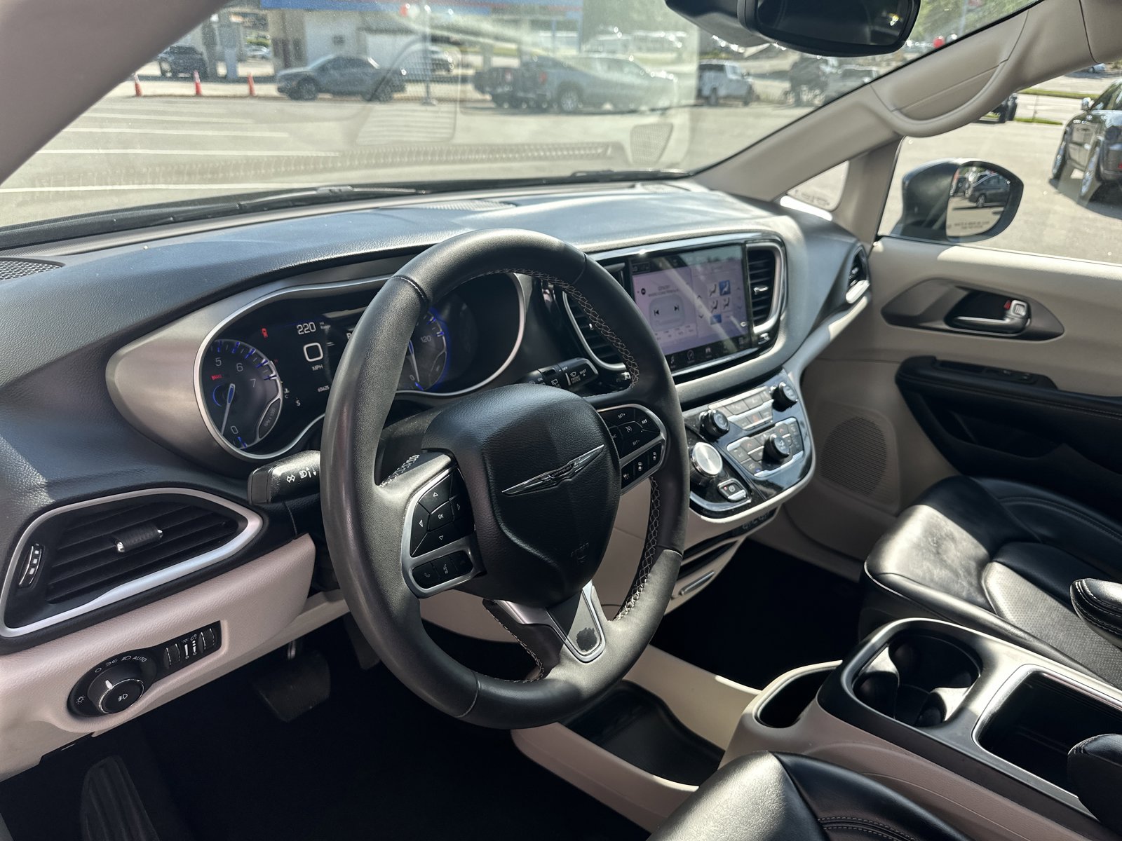 Used 2023 Chrysler Pacifica Touring-L FWD image 19