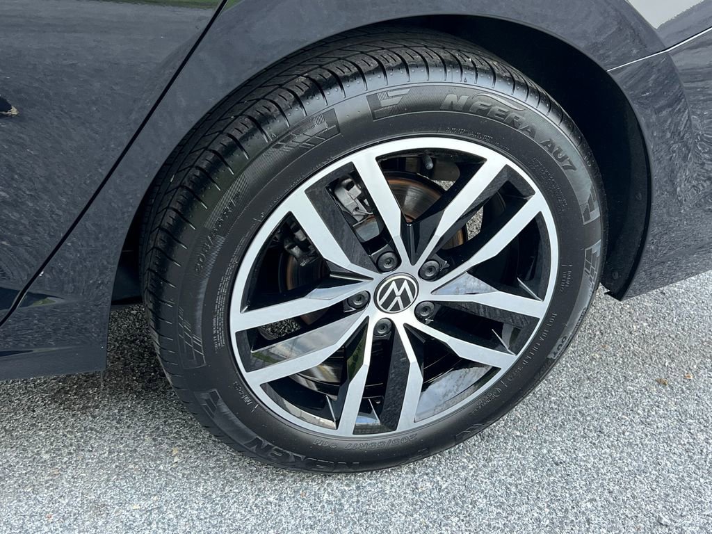 Used 2025 Volkswagen Jetta SE FWD image 12