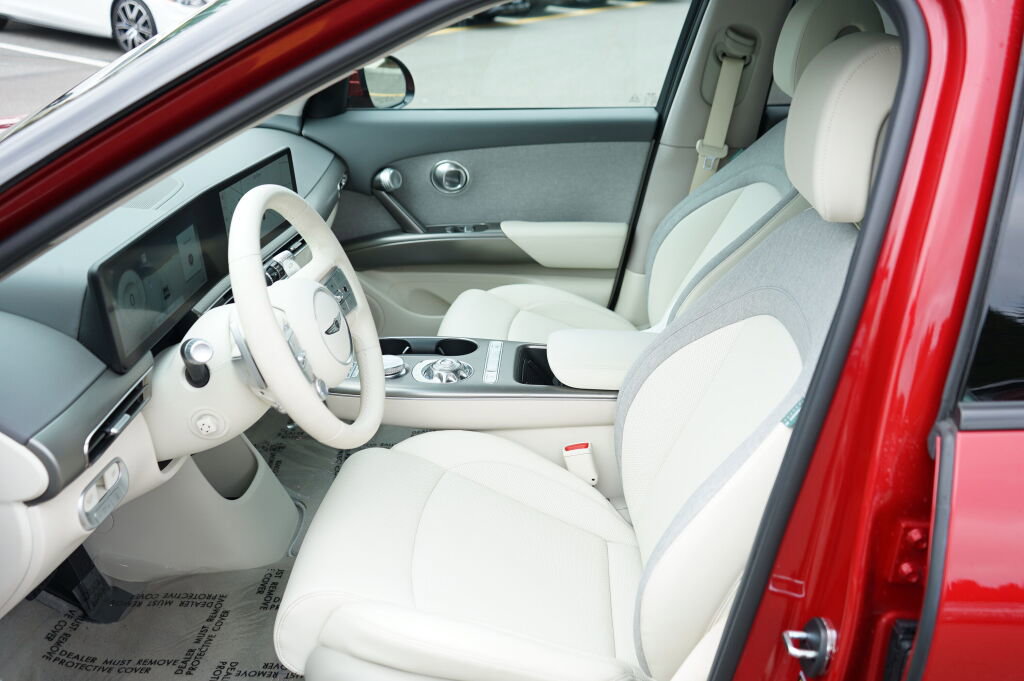 Used 2024 Genesis GV60 RWD image 15