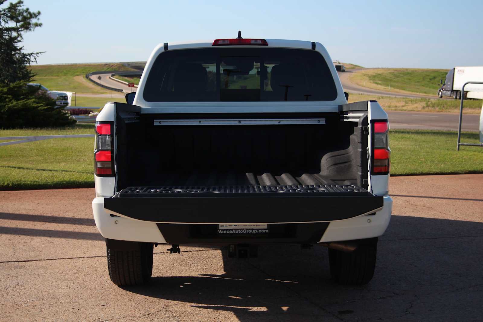 Used 2023 Nissan Frontier SV w/ SV Premium Package AWD/4WD image 9