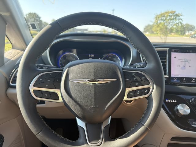 Used 2023 Chrysler Pacifica Touring-L FWD image 24