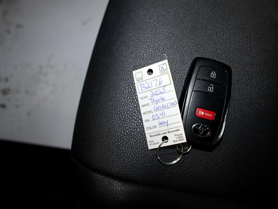 Used 2025 Toyota Corolla Cross XLE image 25
