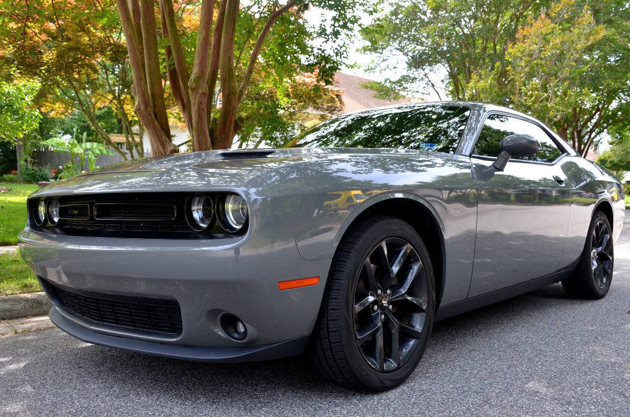 Used 2019 Dodge Challenger SXT w/ Blacktop Package RWD image 2