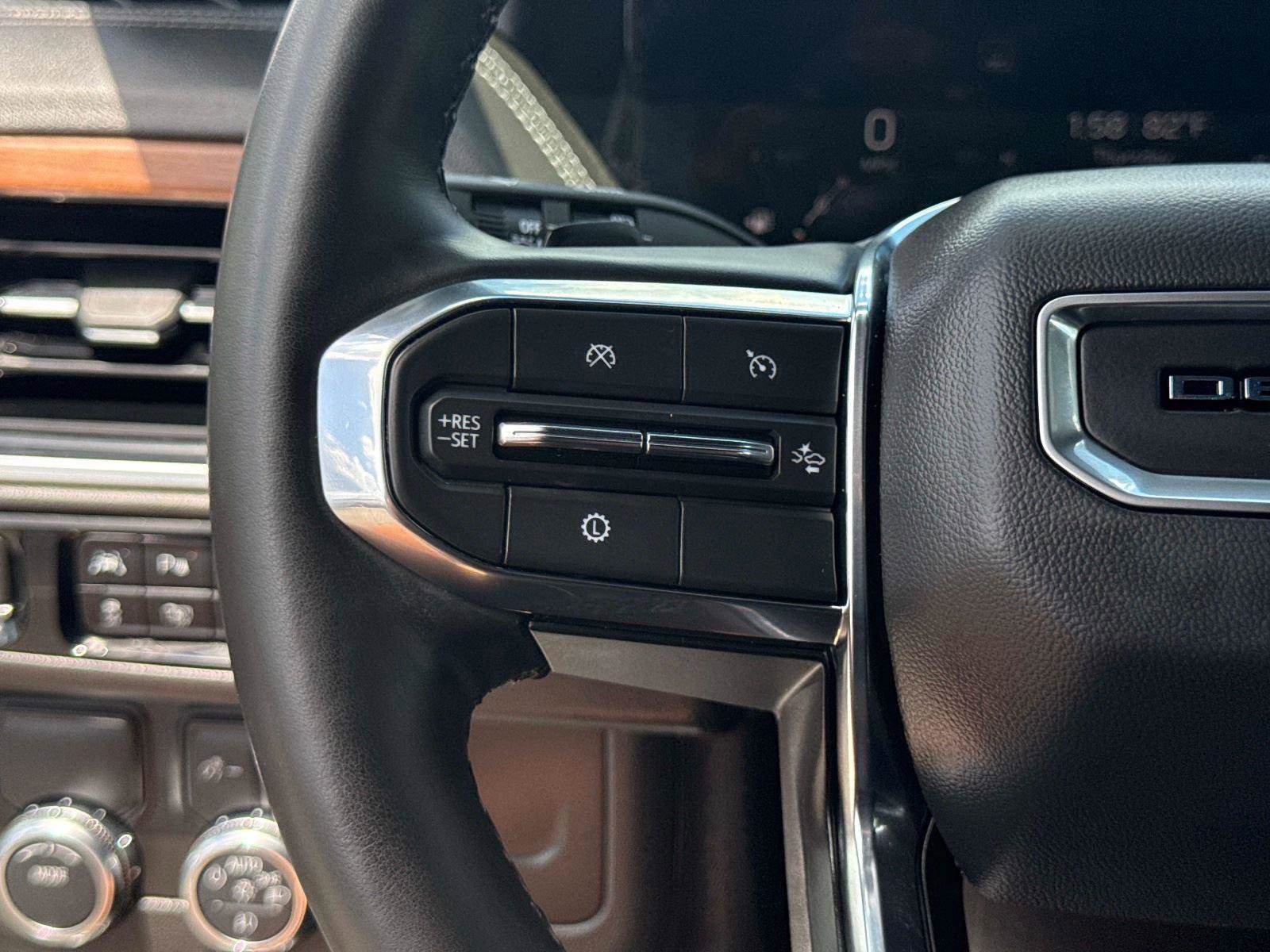 Used 2025 GMC Yukon Denali RWD image 32