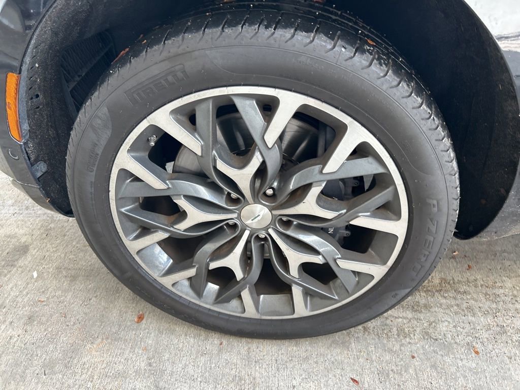 Used 2023 Aston Martin DBX image 5