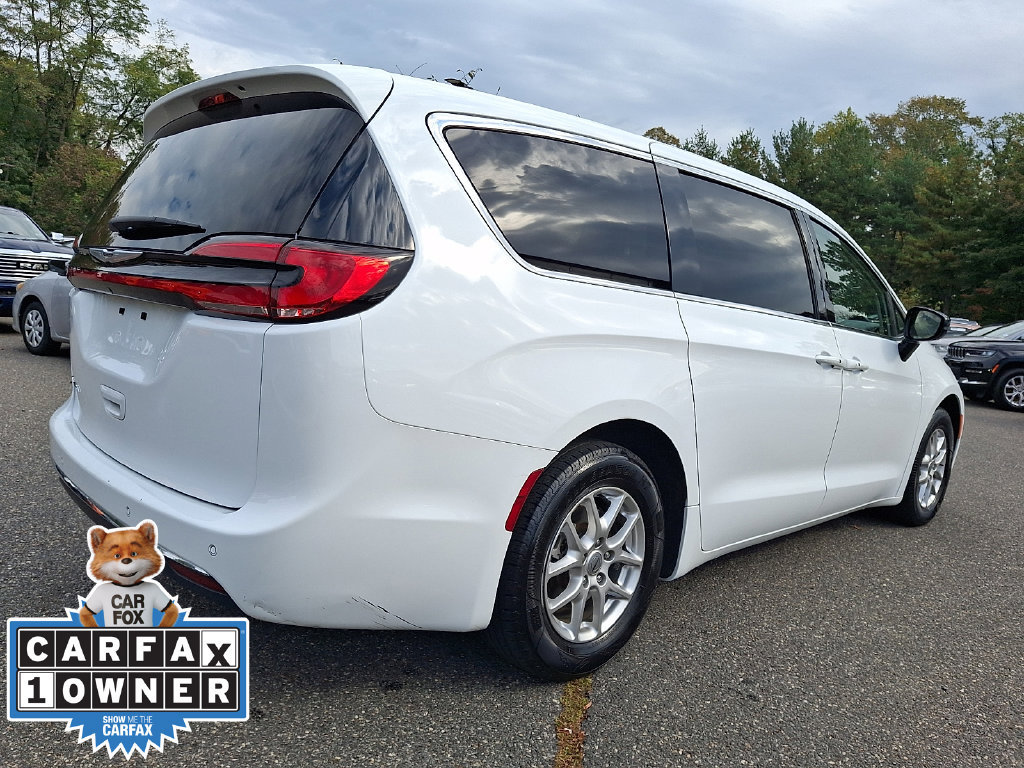 Used 2024 Chrysler Pacifica Touring-L FWD image 6