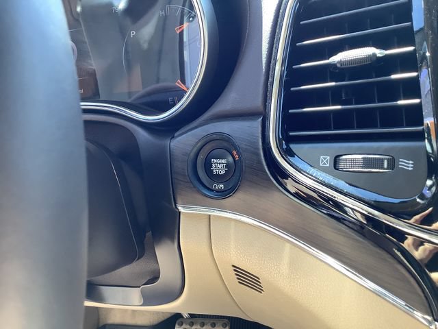 Used 2020 Jeep Grand Cherokee Overland AWD/4WD image 16