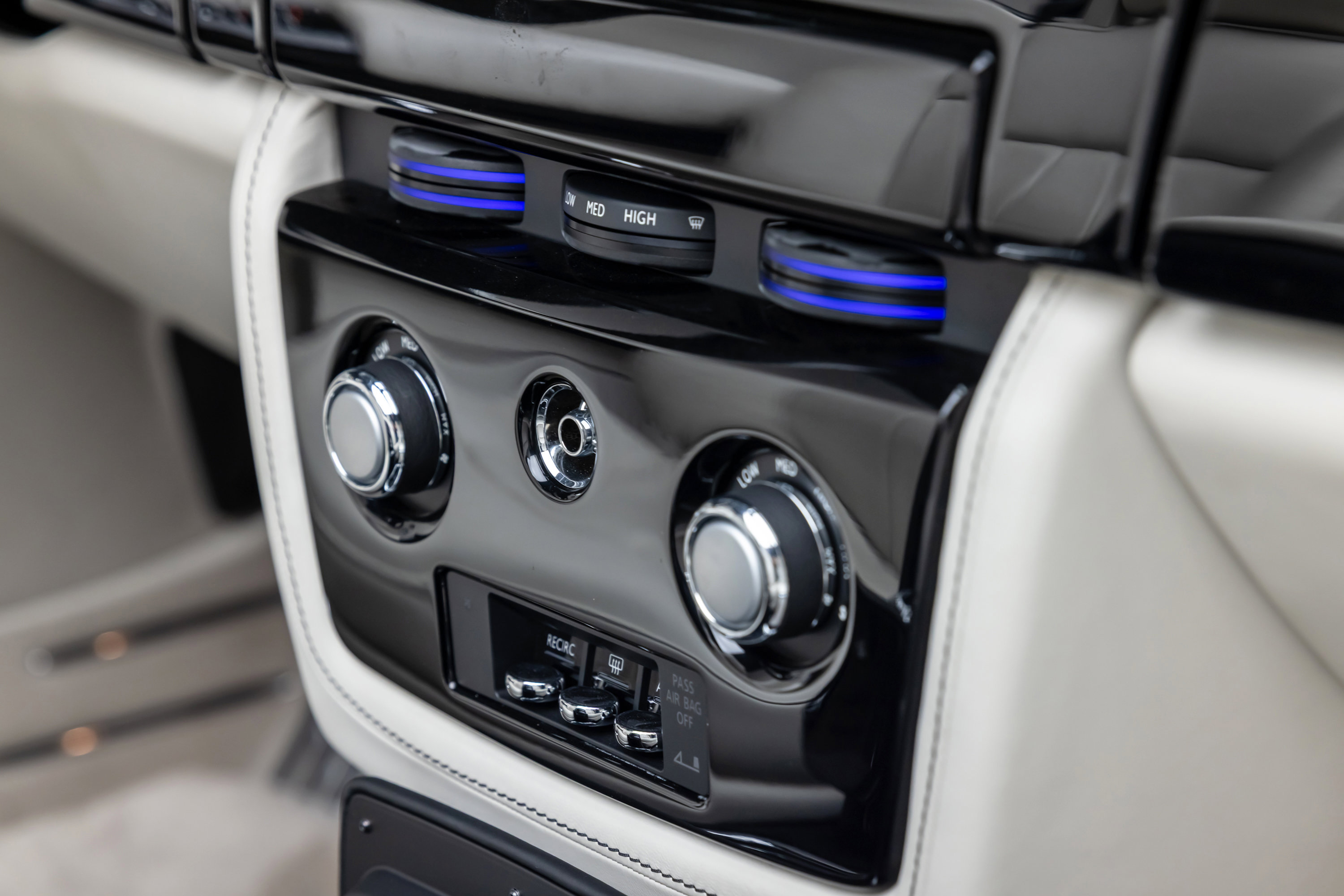 Used 2013 Rolls-Royce Phantom Drophead Coupe image 25