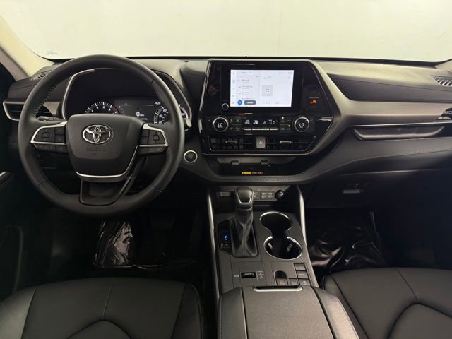 Used 2025 Toyota Highlander XLE FWD image 25