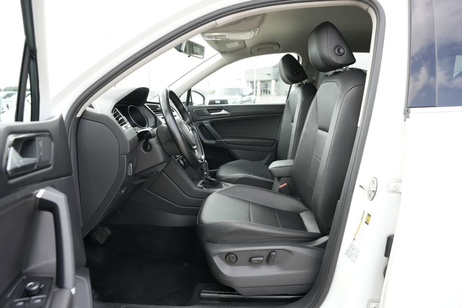 Used 2018 Volkswagen Tiguan SE w/ 3rd Row Seat Package AWD/4WD image 17