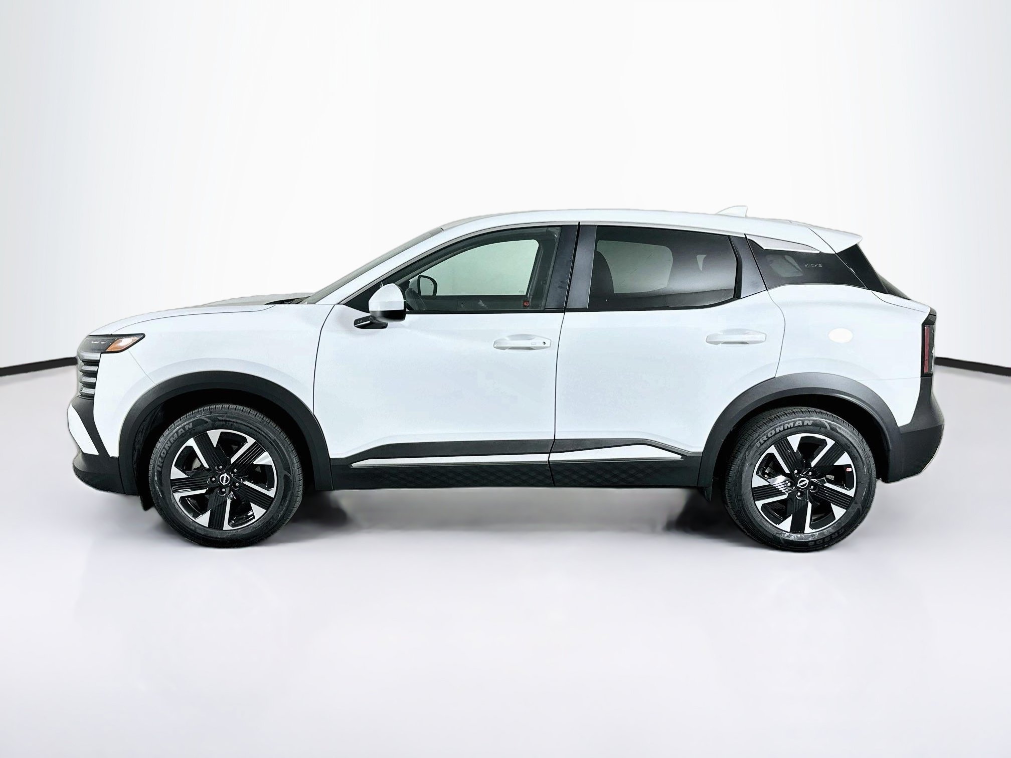 Used 2025 Nissan Kicks SV AWD/4WD image 4
