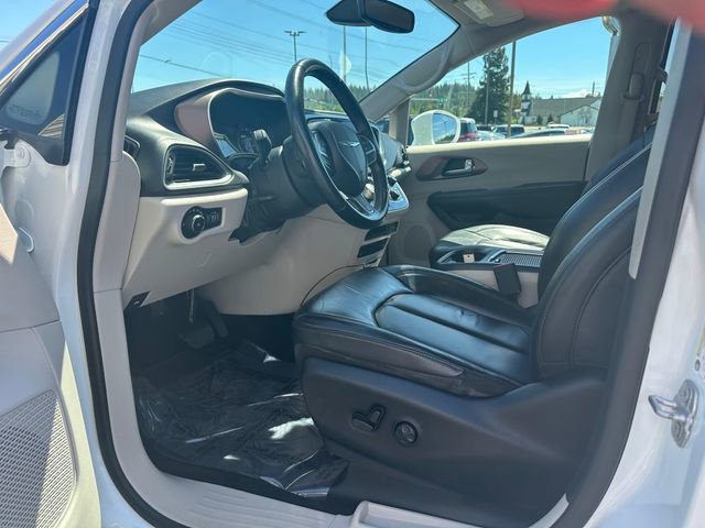 Used 2018 Chrysler Pacifica Touring-L Plus FWD image 9