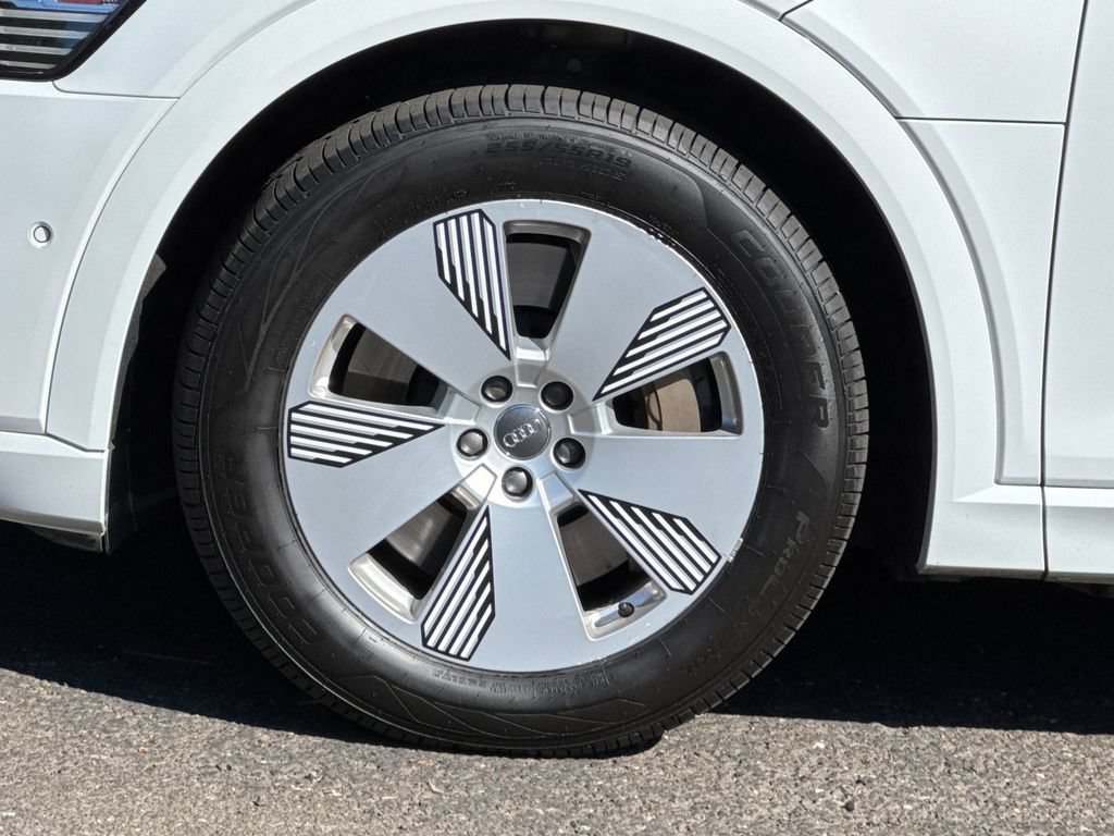Used 2019 Audi e-tron Prestige w/ Prestige Package AWD/4WD image 38