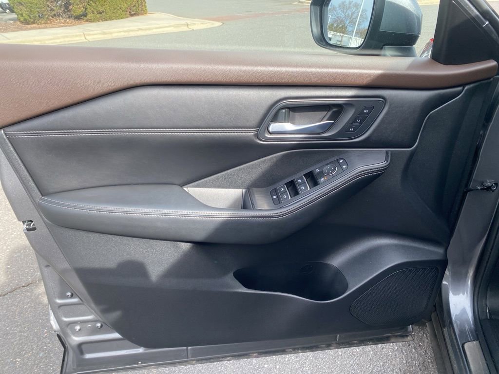 Used 2023 Nissan Rogue SL w/ SL Premium Package image 10