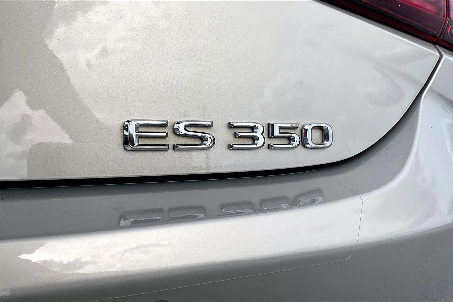 Used 2022 Lexus ES 350 Ultra Luxury w/ Accessory Package 2 FWD image 31