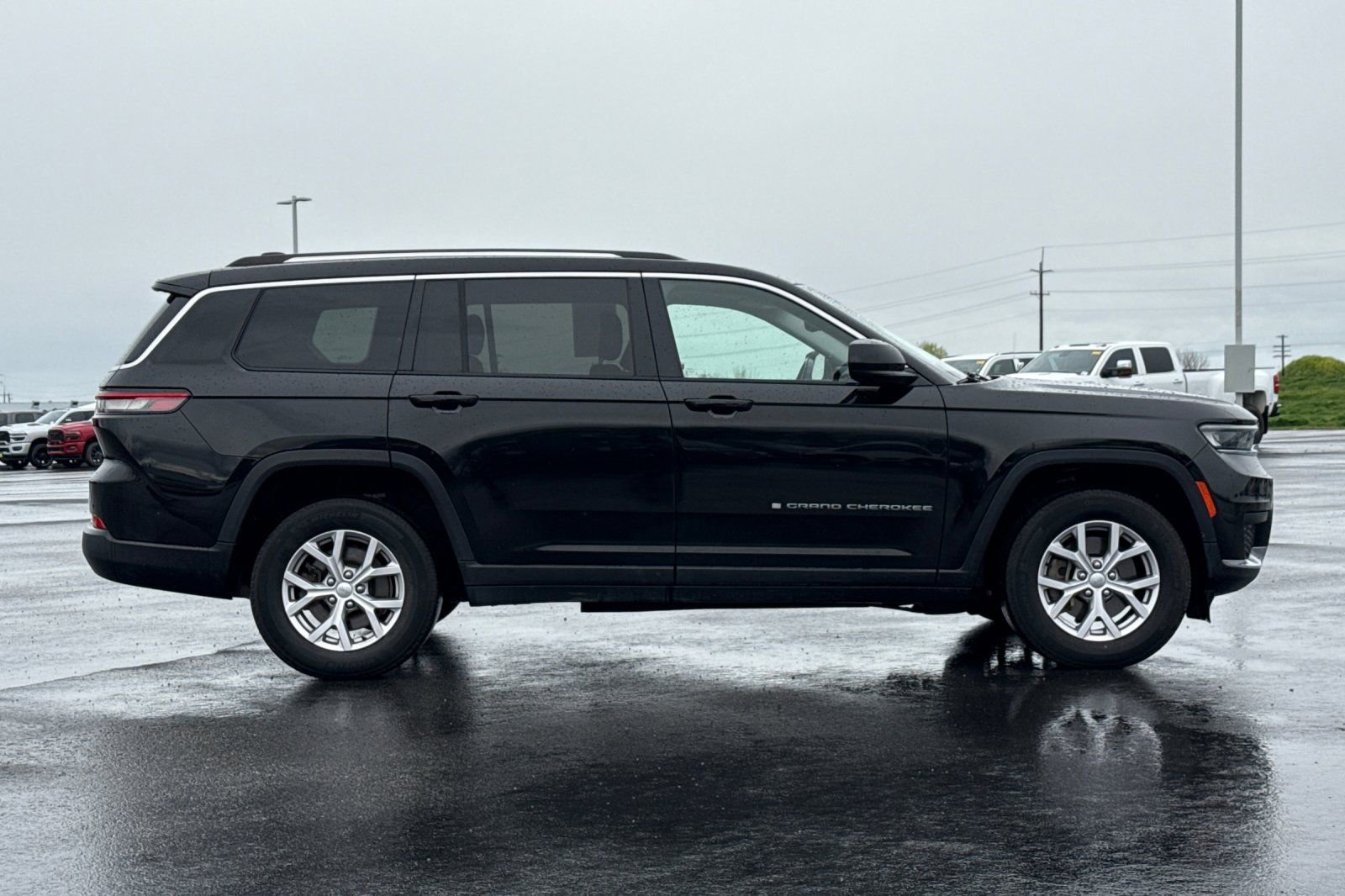 Used 2021 Jeep Grand Cherokee L Laredo w/ Luxury Tech Group I AWD/4WD image 3