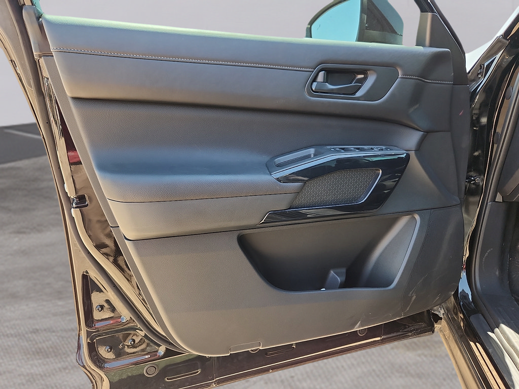 Used 2026 Nissan Pathfinder S FWD image 11