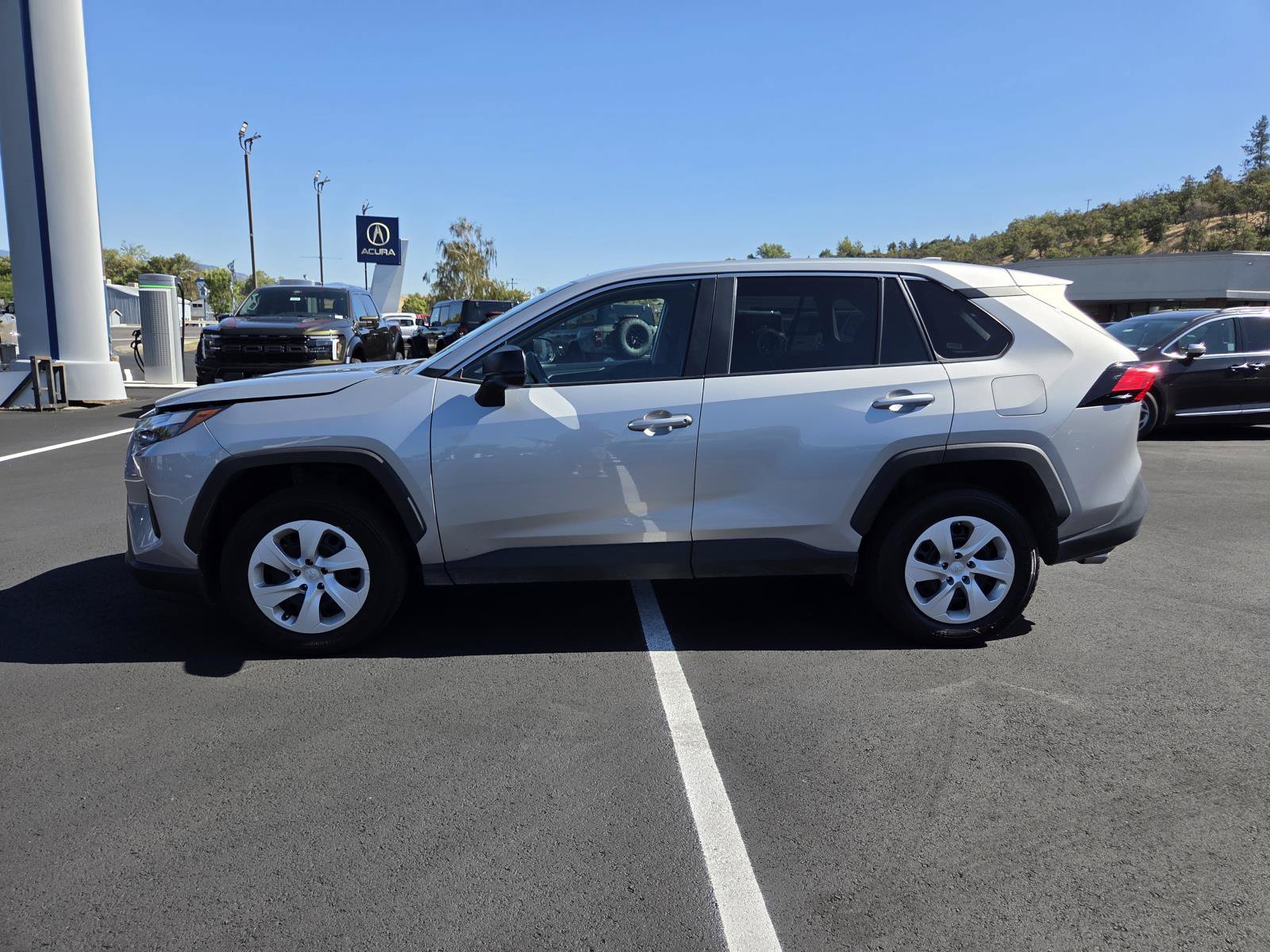 Used 2025 Toyota RAV4 LE AWD/4WD image 8