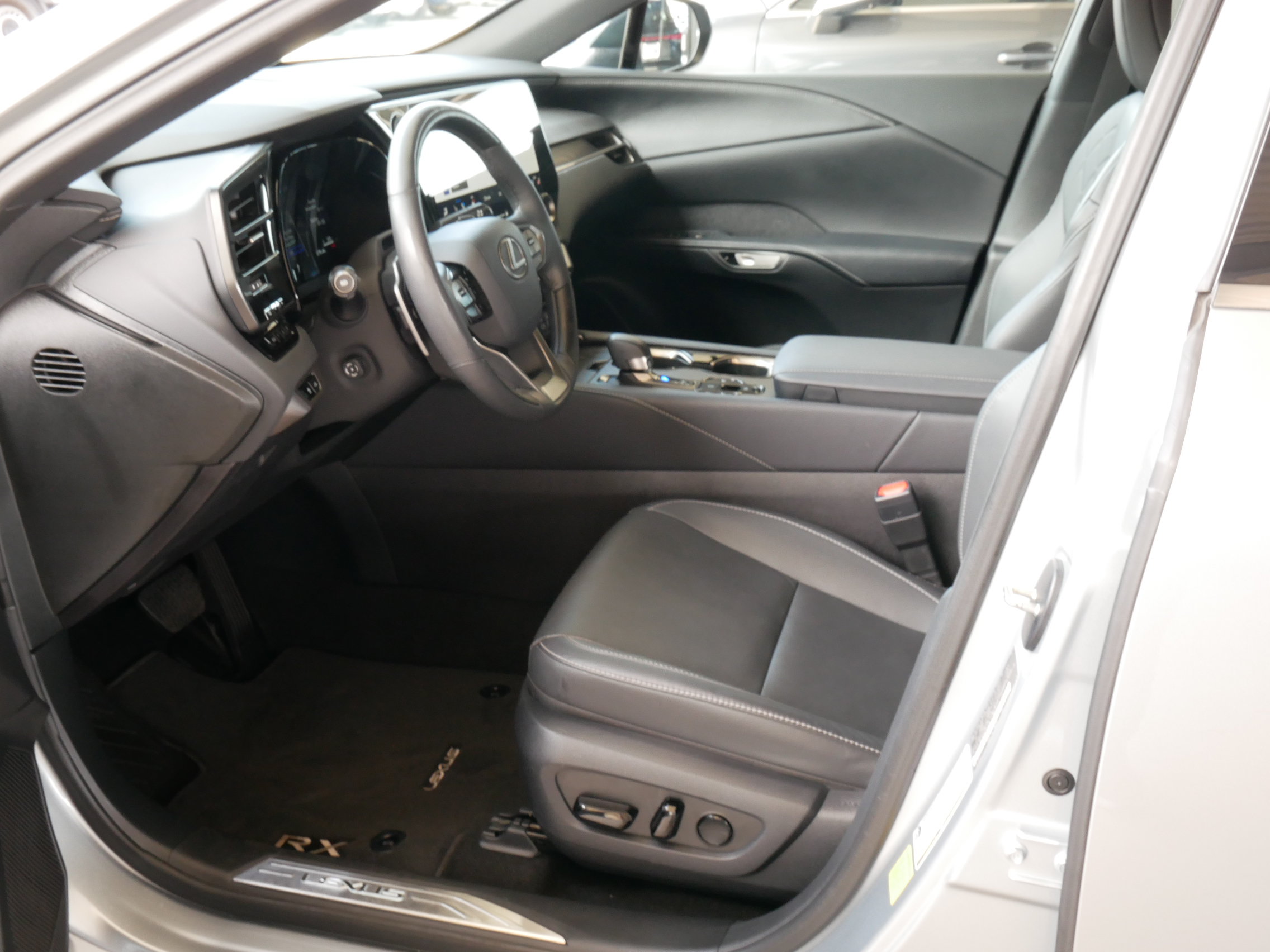 Certified 2025 Lexus RX 350h w/ Convenience Package AWD/4WD image 4