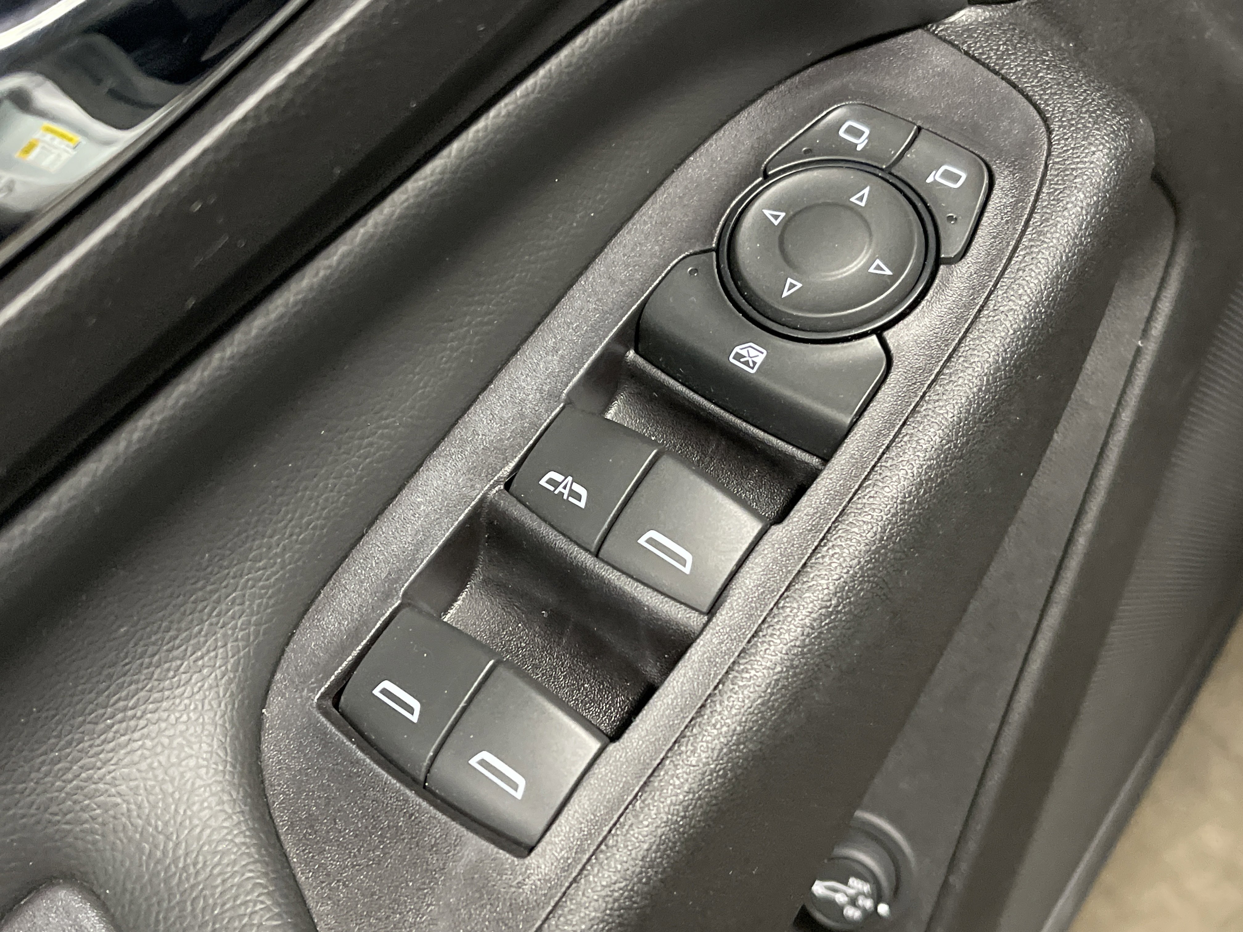 Used 2018 Chevrolet Equinox LT w/ Sun & Infotainment Package image 9