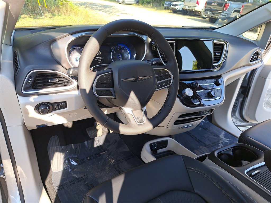 Used 2024 Chrysler Pacifica Touring-L image 16