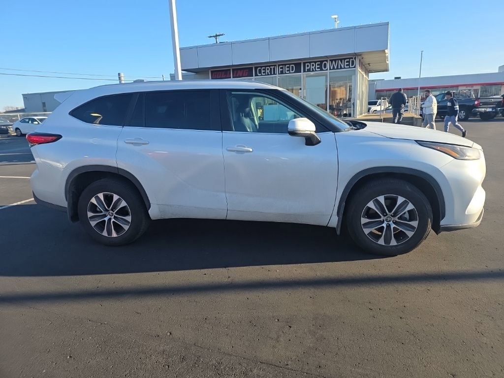 Used 2023 Toyota Highlander XLE image 4